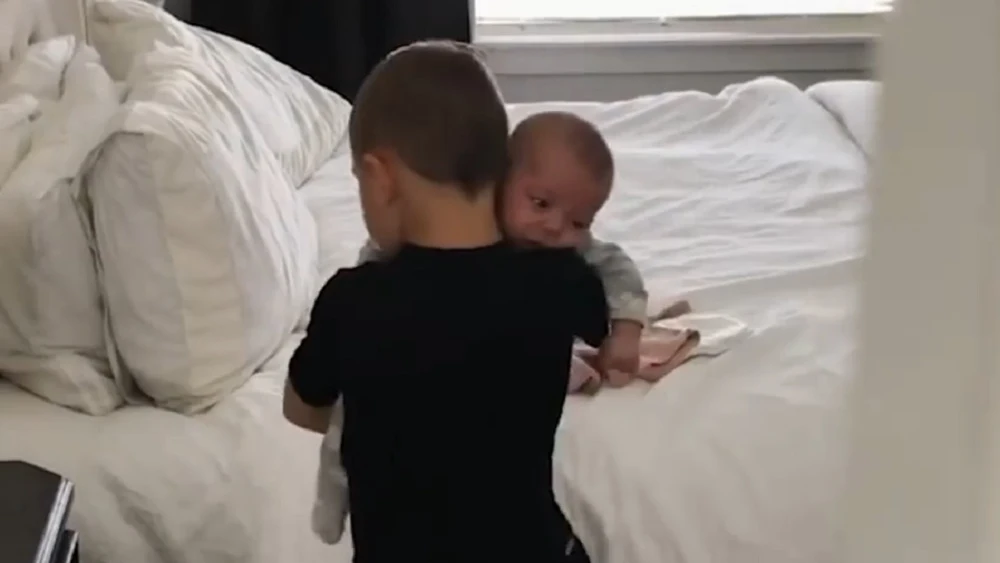 Imagen del niño tratando de consolar a su hermana Imagen del niño tratando de consolar a su hermana