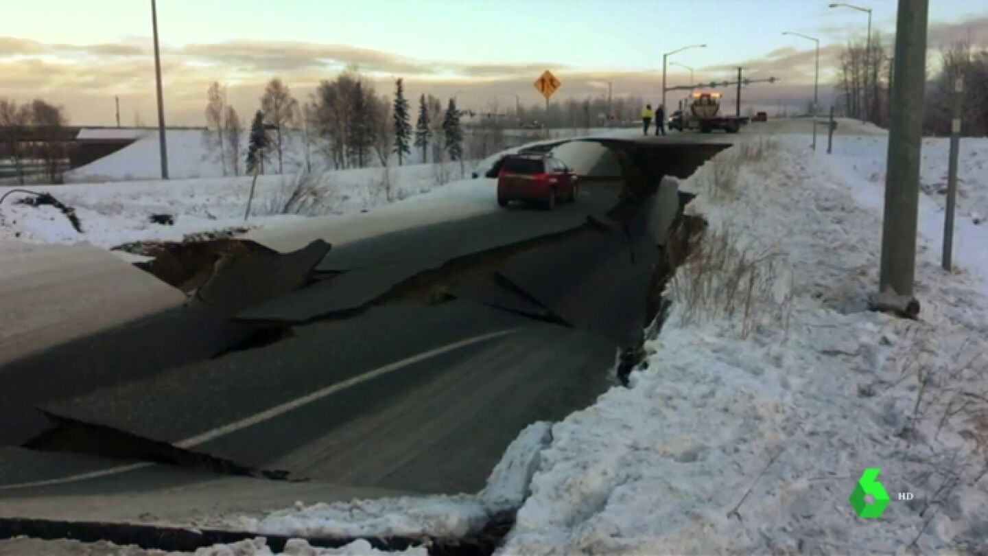 Imagen de una carretera tras el terremoto en Alaska