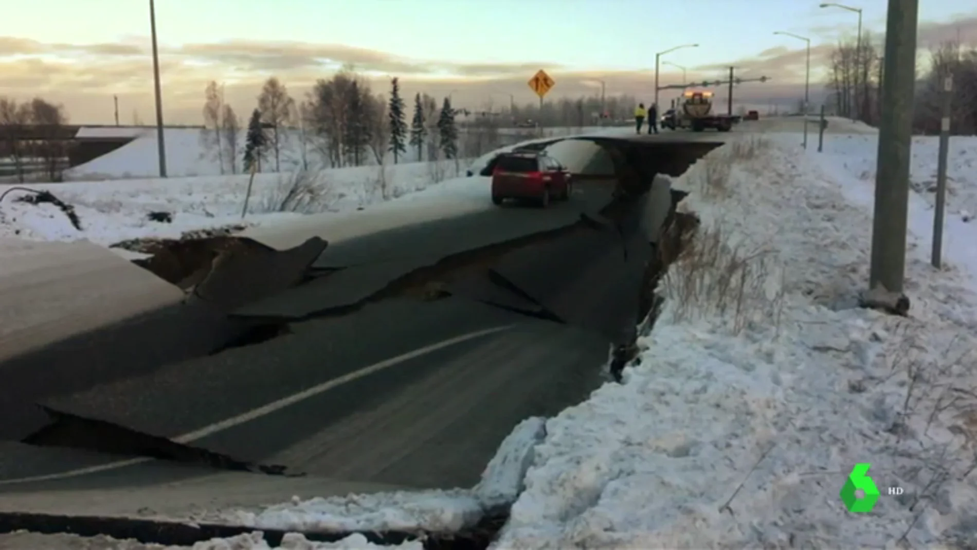 Imagen de una carretera tras el terremoto en Alaska