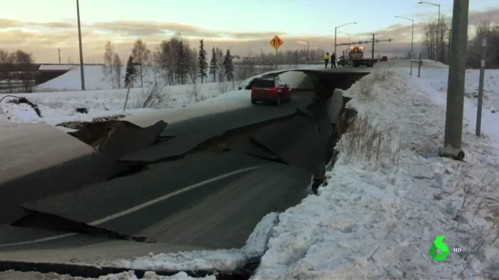 Imagen de una carretera tras el terremoto en Alaska