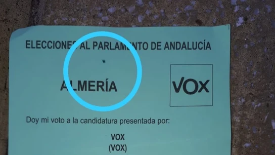 Papeleta de Vox con una mancha Papeleta de Vox con una mancha