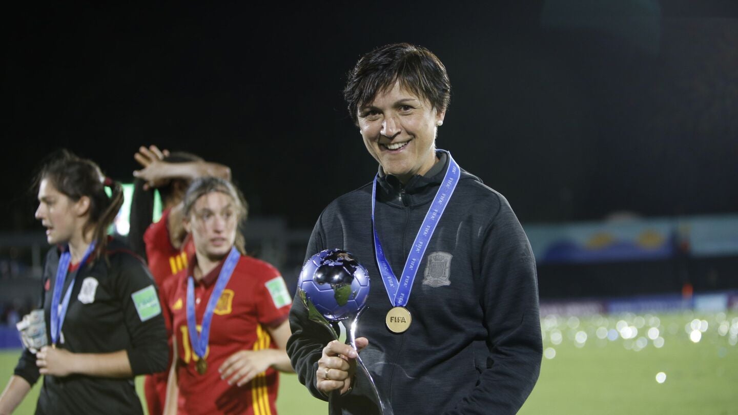 Antonia Is posa con la Copa de campeonas del mundo