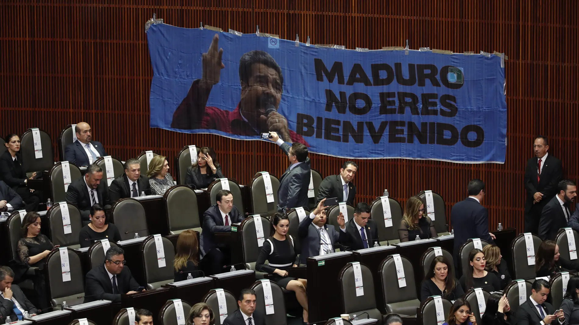  Legisladores del Partido Acción Nacional PAN instalan una pancarta en contra del presidente venezolano, Nicolás Maduro