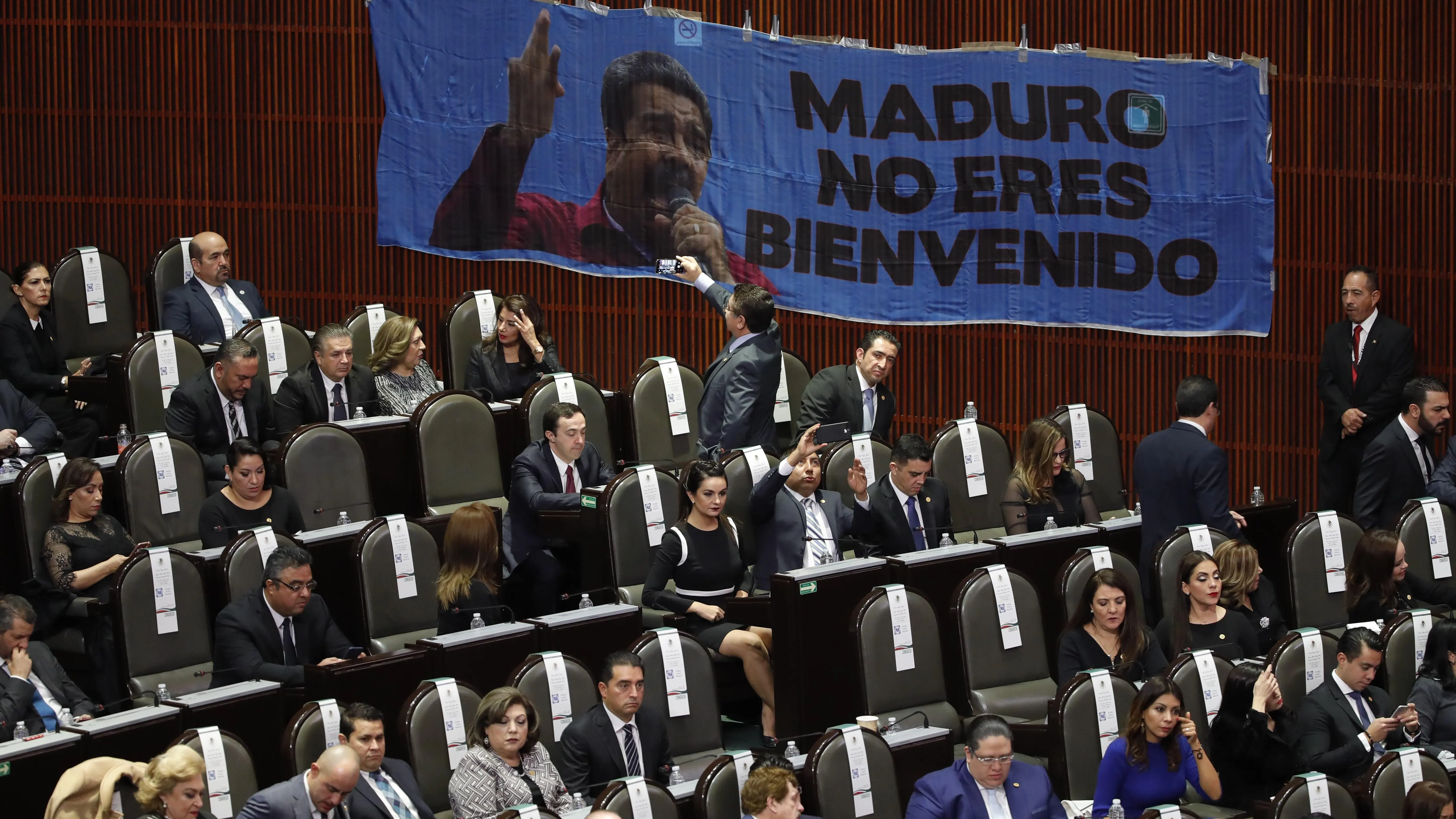  Legisladores del Partido Acción Nacional PAN instalan una pancarta en contra del presidente venezolano, Nicolás Maduro