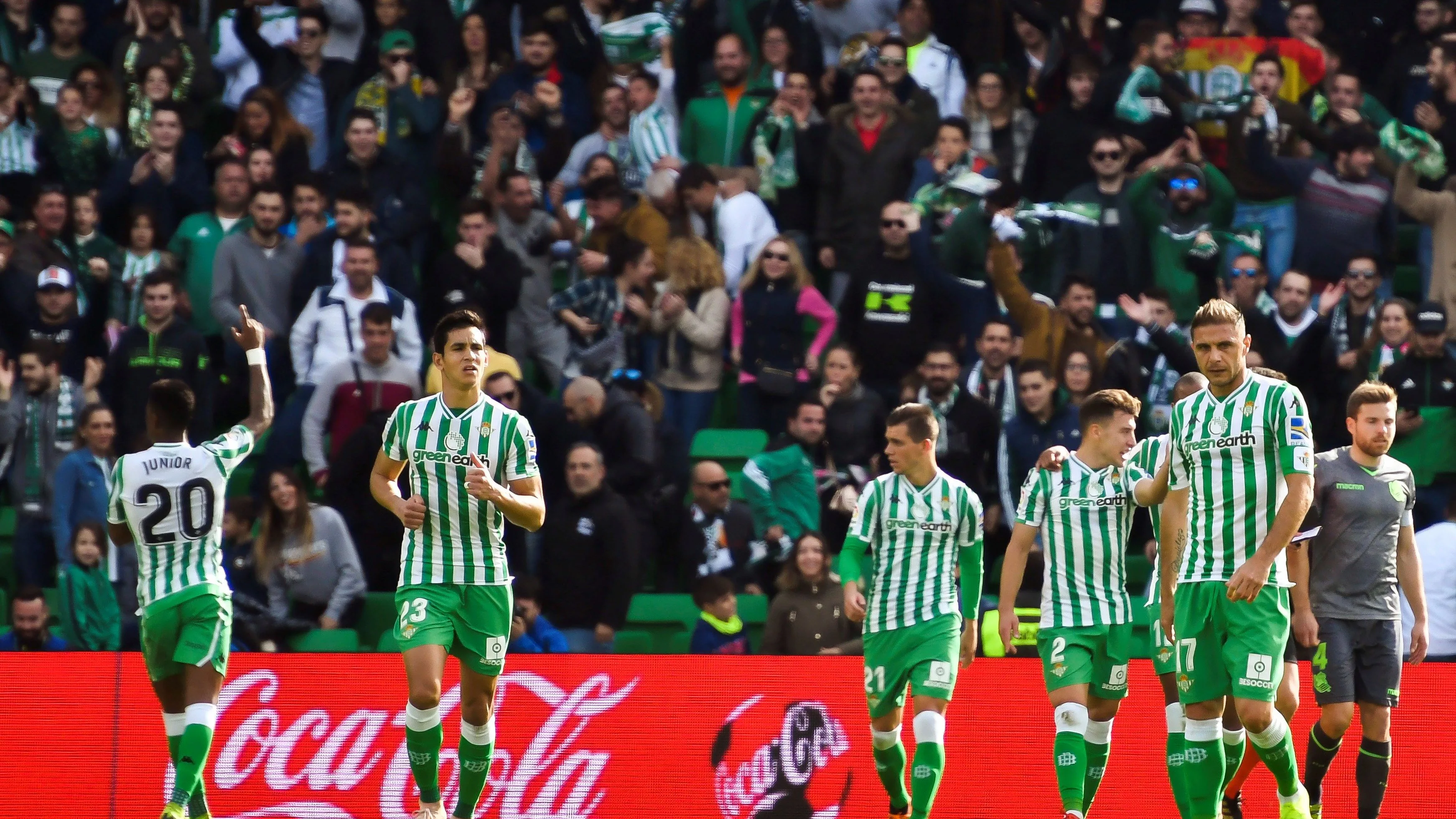 Junior Firpo celebra su gol ante la Real Sociedad