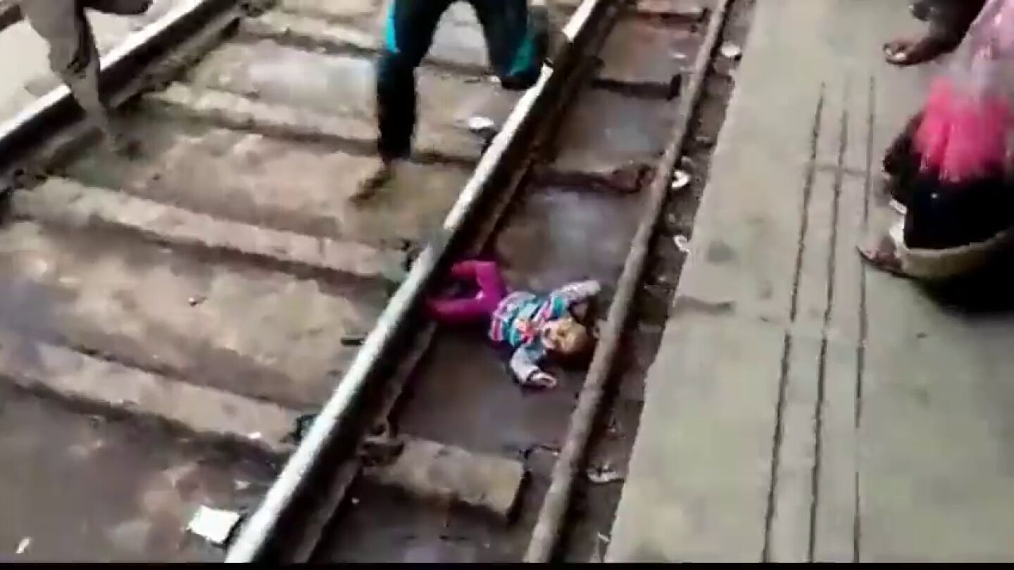 Graban el impactante momento en el que un beb&eacute; sobrevive tras pasarle un tren por encima