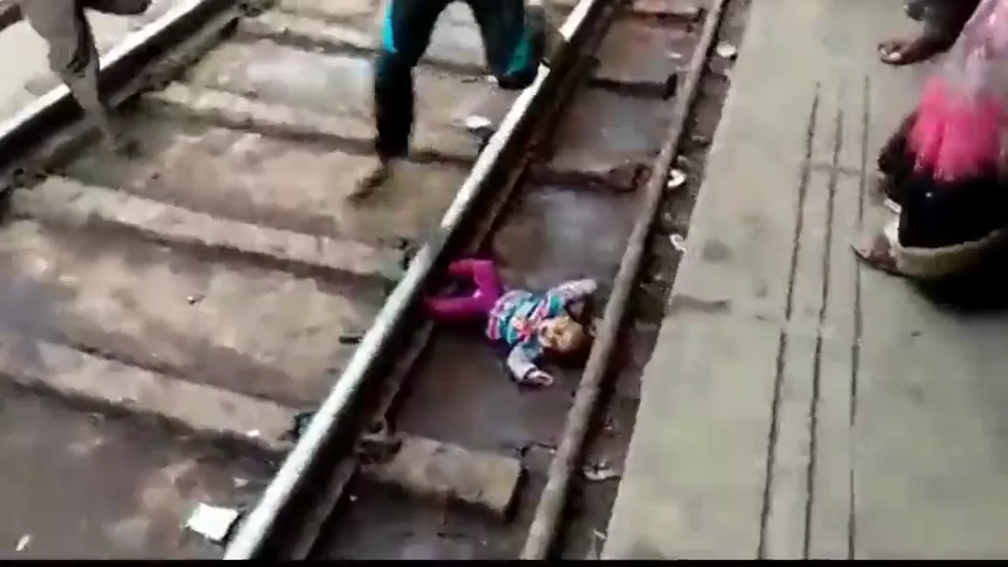 Graban el impactante momento en el que un bebé sobrevive tras pasarle un tren por encima Graban el impactante momento en el que un bebé sobrevive tras pasarle un tren por encima