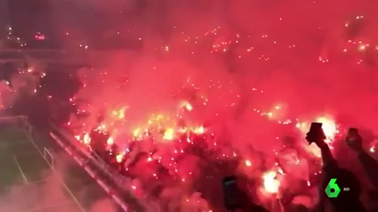 'Infierno' en el entrenamiento del Galatasary: los hinchas turcos llenan las gradas con multitud de bengalas 'Infierno' en el entrenamiento del Galatasary: los hinchas turcos llenan las gradas con multitud de bengalas