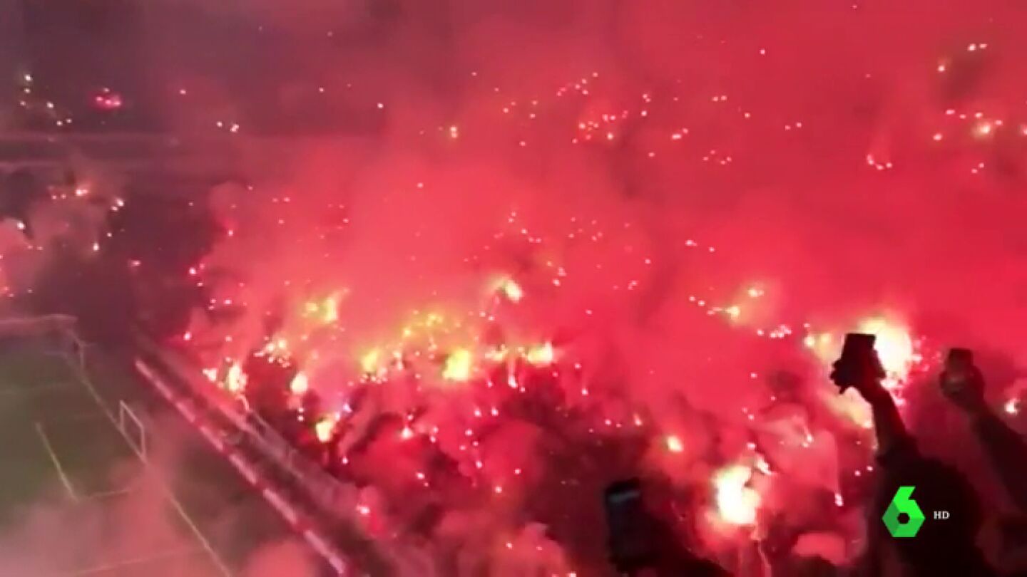 'Infierno' en el entrenamiento del Galatasary: los hinchas turcos llenan las gradas con multitud de bengalas