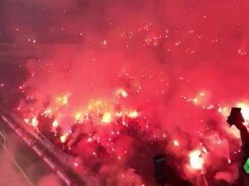 'Infierno' en el entrenamiento del Galatasary: los hinchas turcos llenan las gradas con multitud de bengalas 'Infierno' en el entrenamiento del Galatasary: los hinchas turcos llenan las gradas con multitud de bengalas