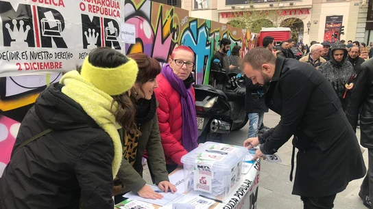 Antonio Maestre participando en la consulta monarquía-república Antonio Maestre participando en la consulta monarquía-república