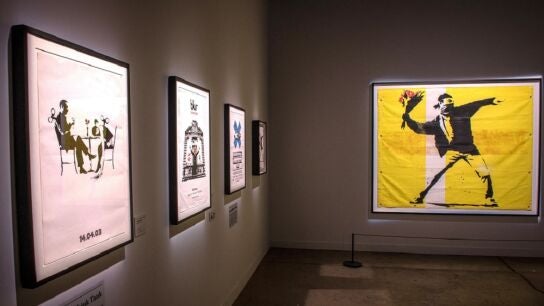 Vista de obras del grafitero brit&aacute;nico Banksy durante una presentaci&oacute;n en Miami