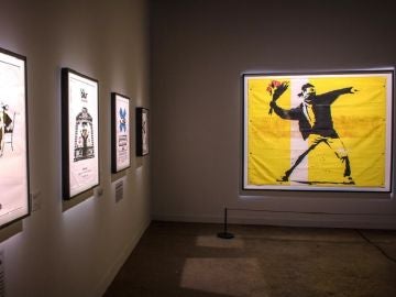 Vista de obras del grafitero británico Banksy durante una presentación en Miami Vista de obras del grafitero británico Banksy durante una presentación en Miami