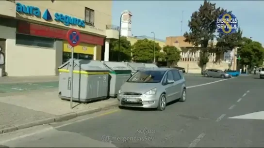 Imagen de un coche mal estacionado en Sevilla Imagen de un coche mal estacionado en Sevilla