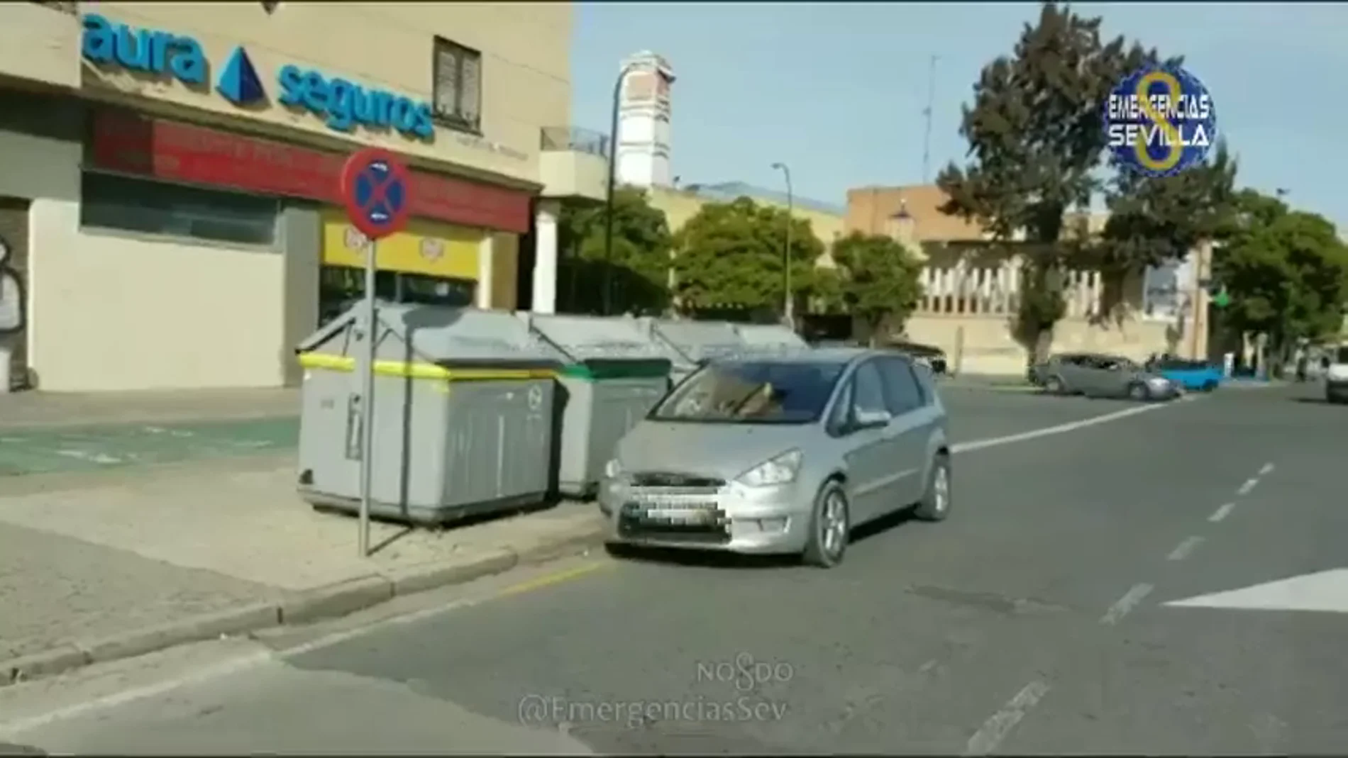 Imagen de un coche mal estacionado en Sevilla