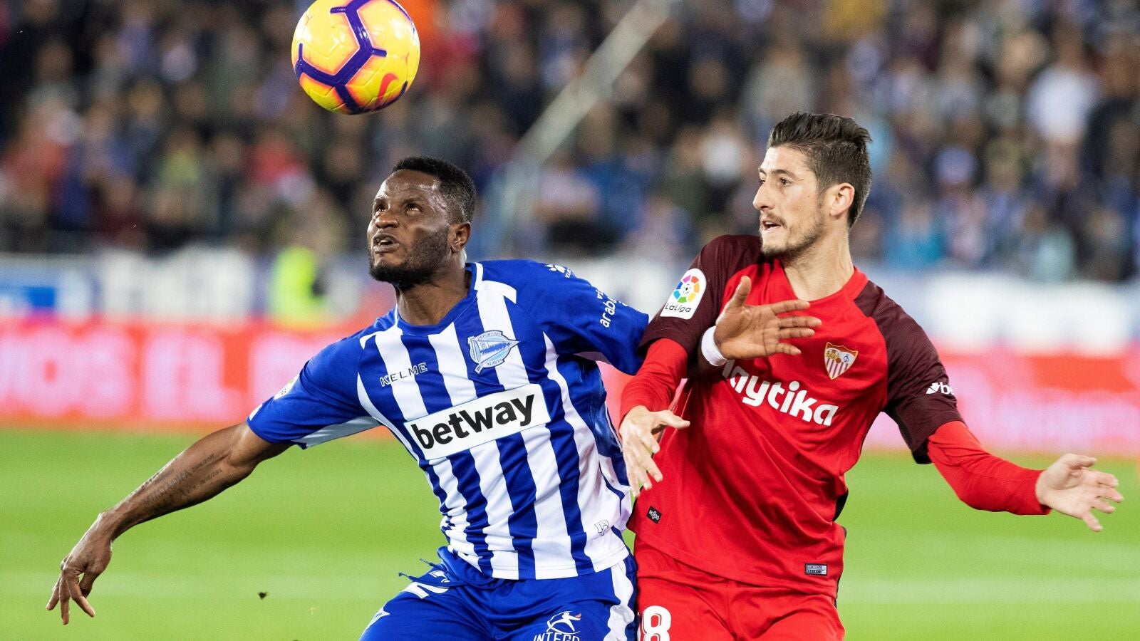 Wakaso Mubarak pelea un bal&oacute;n ante Sergio Escudero