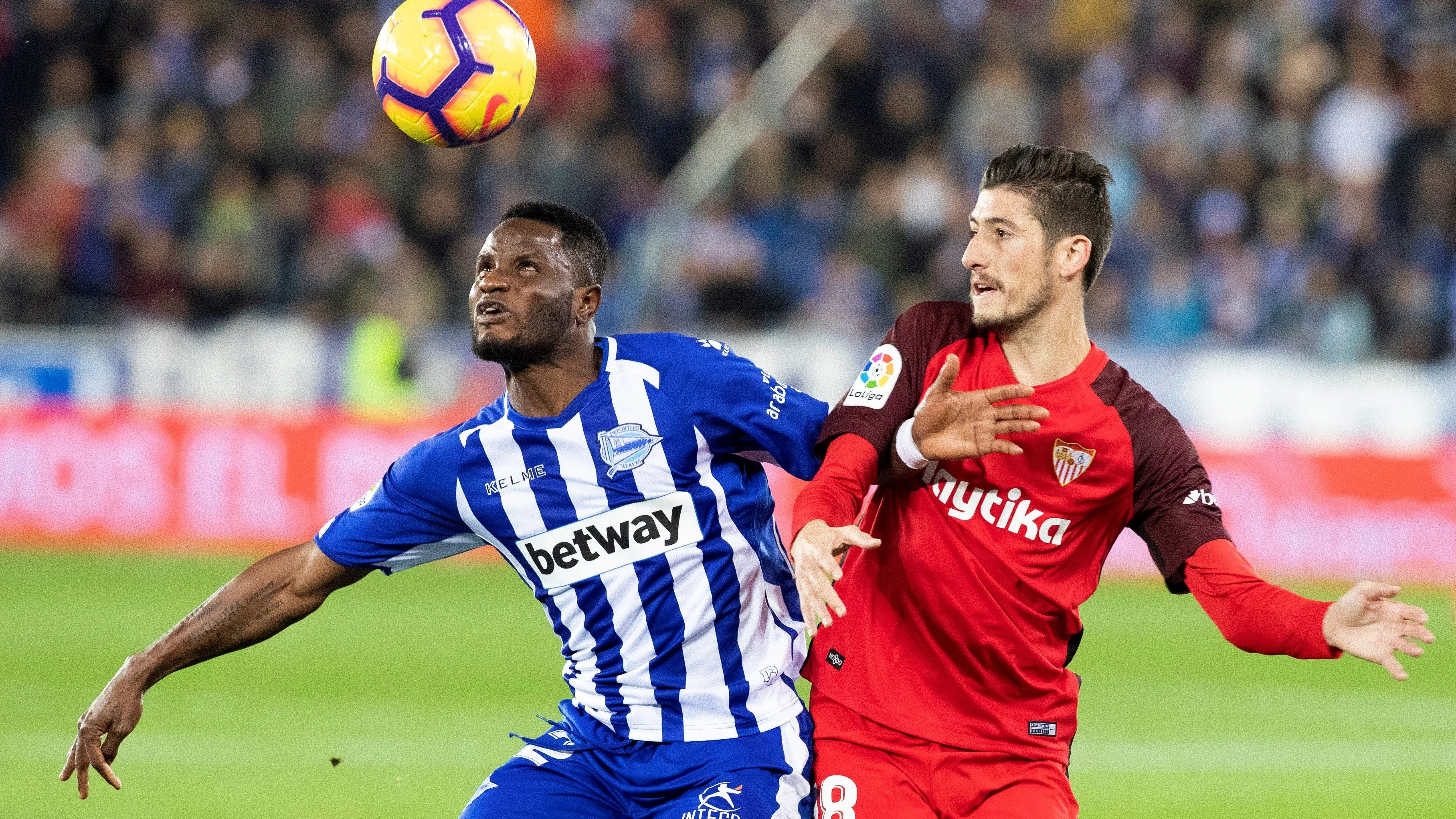 Wakaso Mubarak pelea un balón ante Sergio Escudero