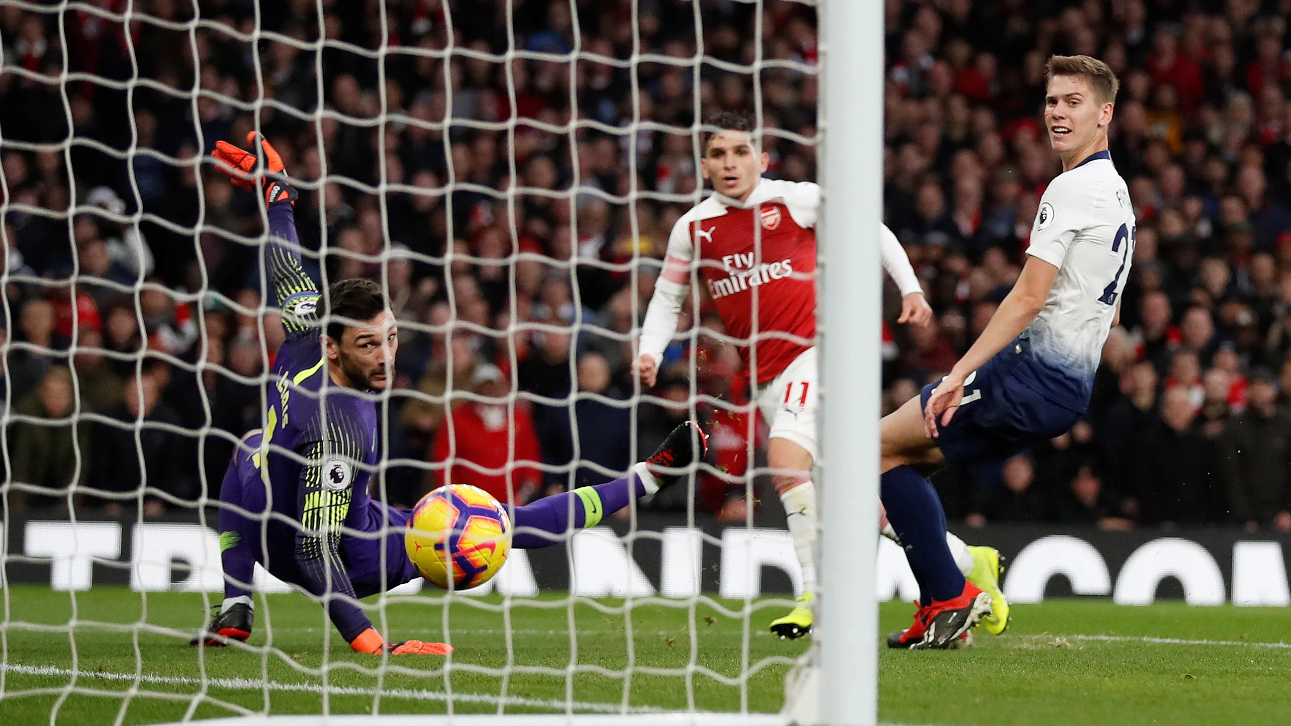 Lucas Torreira bate a Lloris en el Emirates