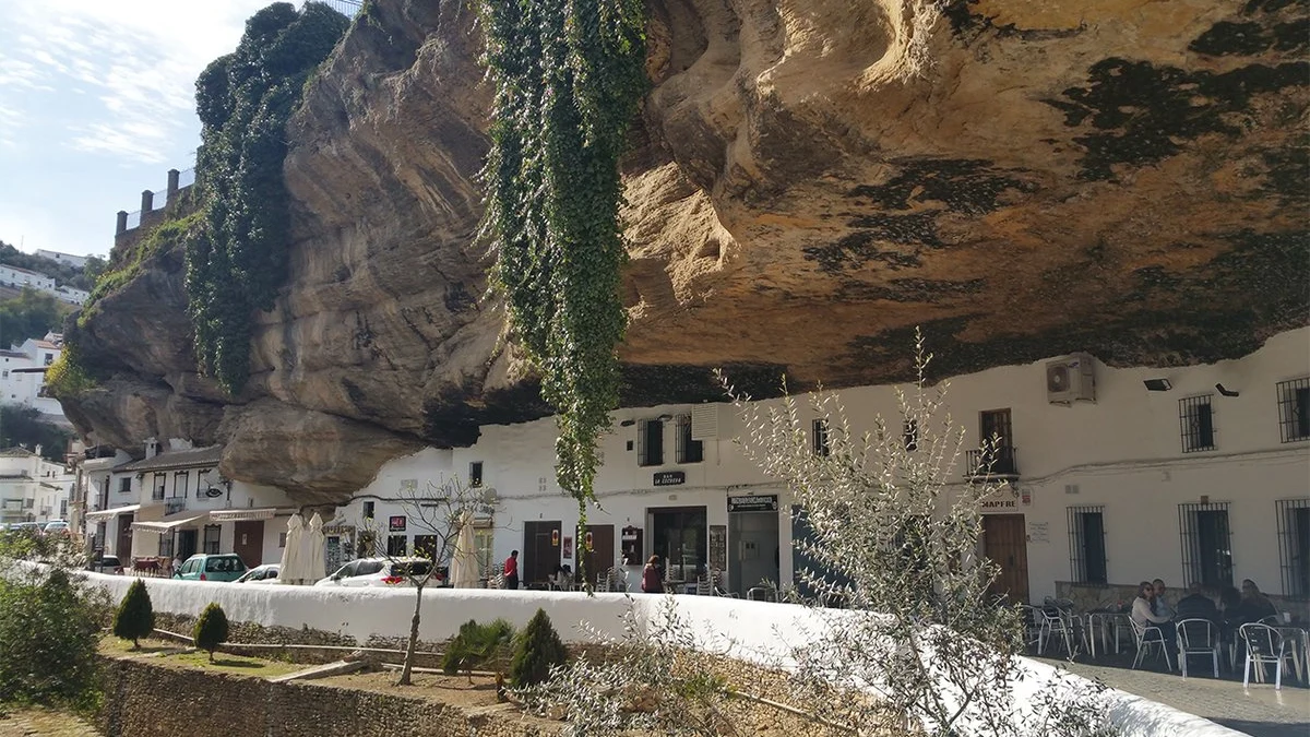 Setenil de las Bodegas, en Cádiz