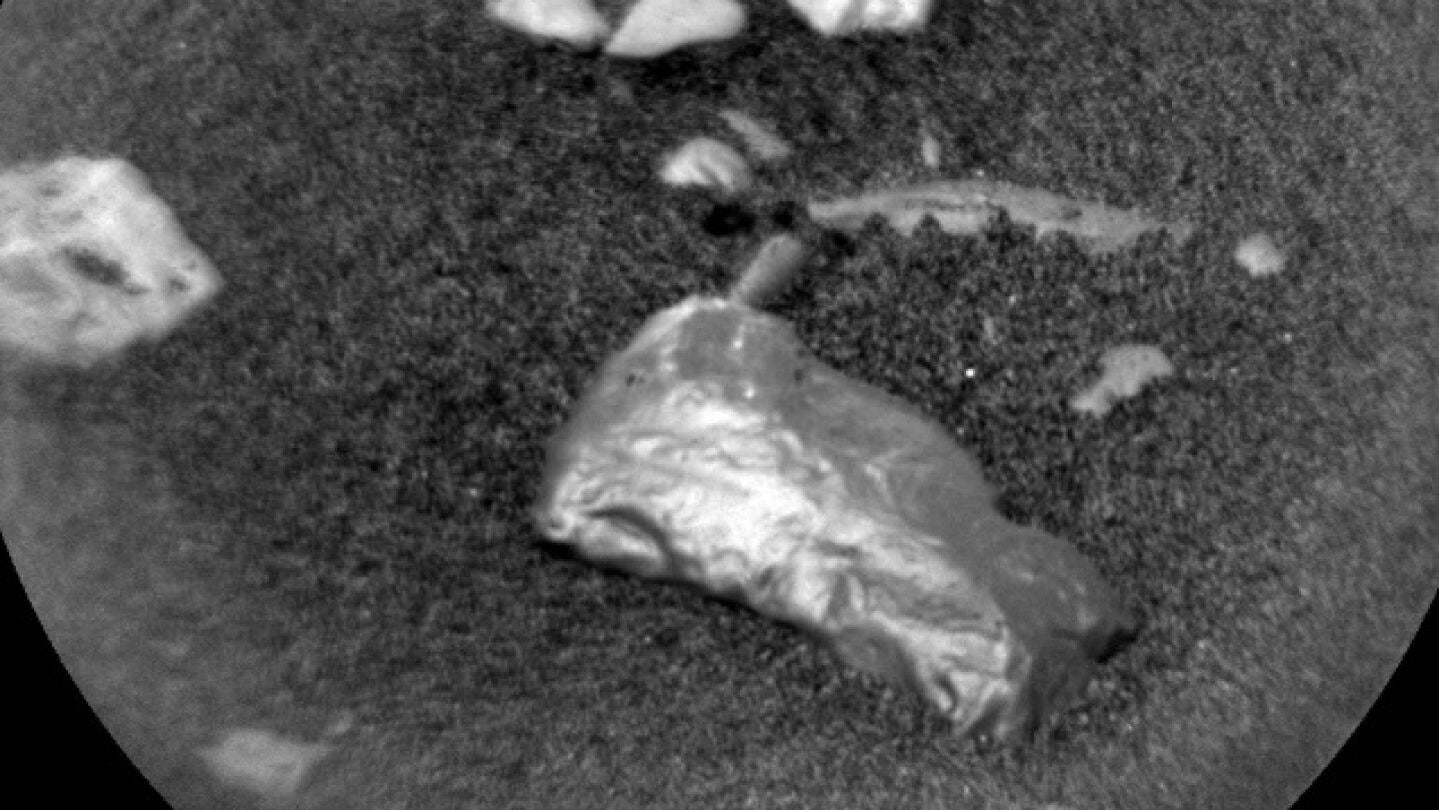 Roca brillante encontrada por la NASA