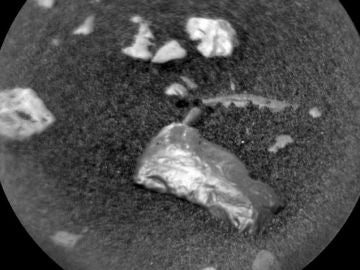 Roca brillante encontrada por la NASA Roca brillante encontrada por la NASA