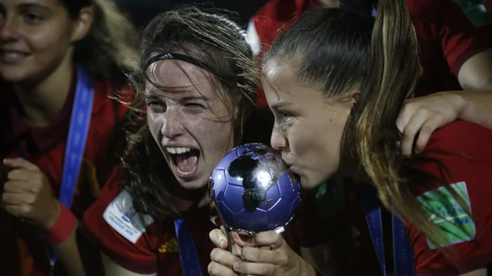 Eva Navarro y Claudia Pina besan la Copa tras ganar el Mundial Sub-17 Eva Navarro y Claudia Pina besan la Copa tras ganar el Mundial Sub-17
