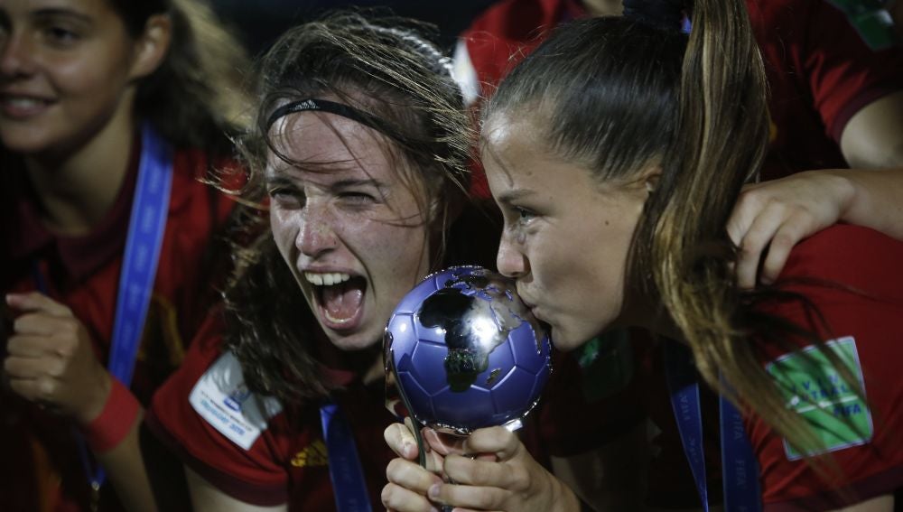Eva Navarro y Claudia Pina besan la Copa tras ganar el Mundial Sub-17
