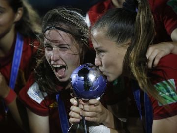 Eva Navarro y Claudia Pina besan la Copa tras ganar el Mundial Sub-17 Eva Navarro y Claudia Pina besan la Copa tras ganar el Mundial Sub-17