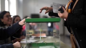 Una mujer deposita su voto en el colegio Colón en Córdoba