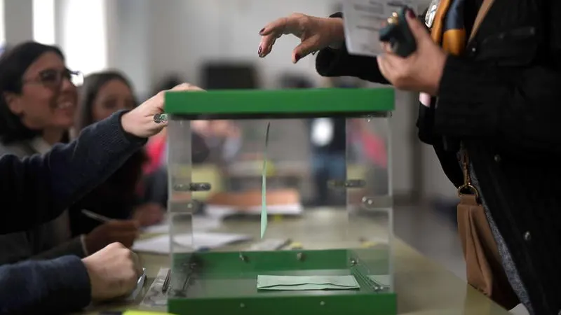 Una mujer deposita su voto en el colegio Colón en Córdoba