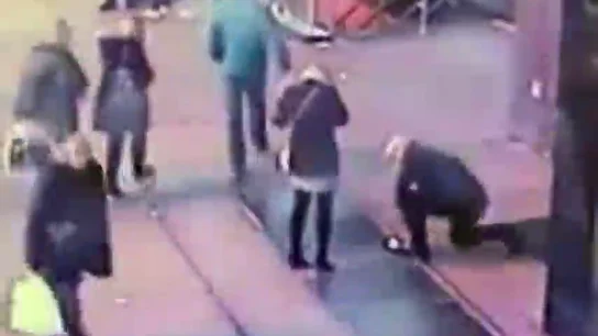 Imagen de la pareja que perdió su anillo de compromiso tras caerse por una alcantarilla en Nueva York Imagen de la pareja que perdió su anillo de compromiso tras caerse por una alcantarilla en Nueva York