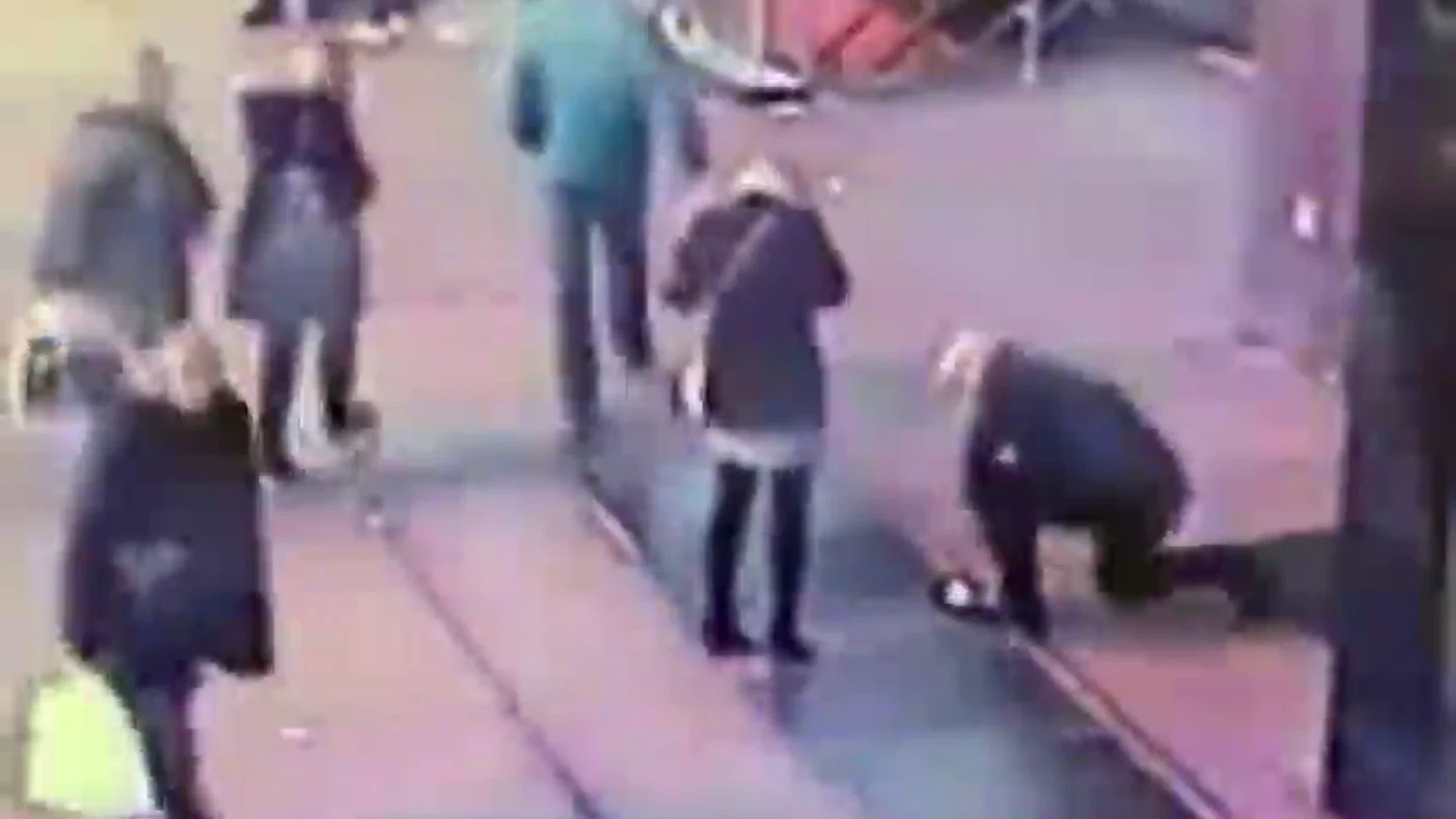 Imagen de la pareja que perdió su anillo de compromiso tras caerse por una alcantarilla en Nueva York Imagen de la pareja que perdió su anillo de compromiso tras caerse por una alcantarilla en Nueva York