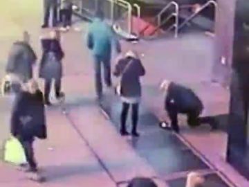 Imagen de la pareja que perdió su anillo de compromiso tras caerse por una alcantarilla en Nueva York Imagen de la pareja que perdió su anillo de compromiso tras caerse por una alcantarilla en Nueva York