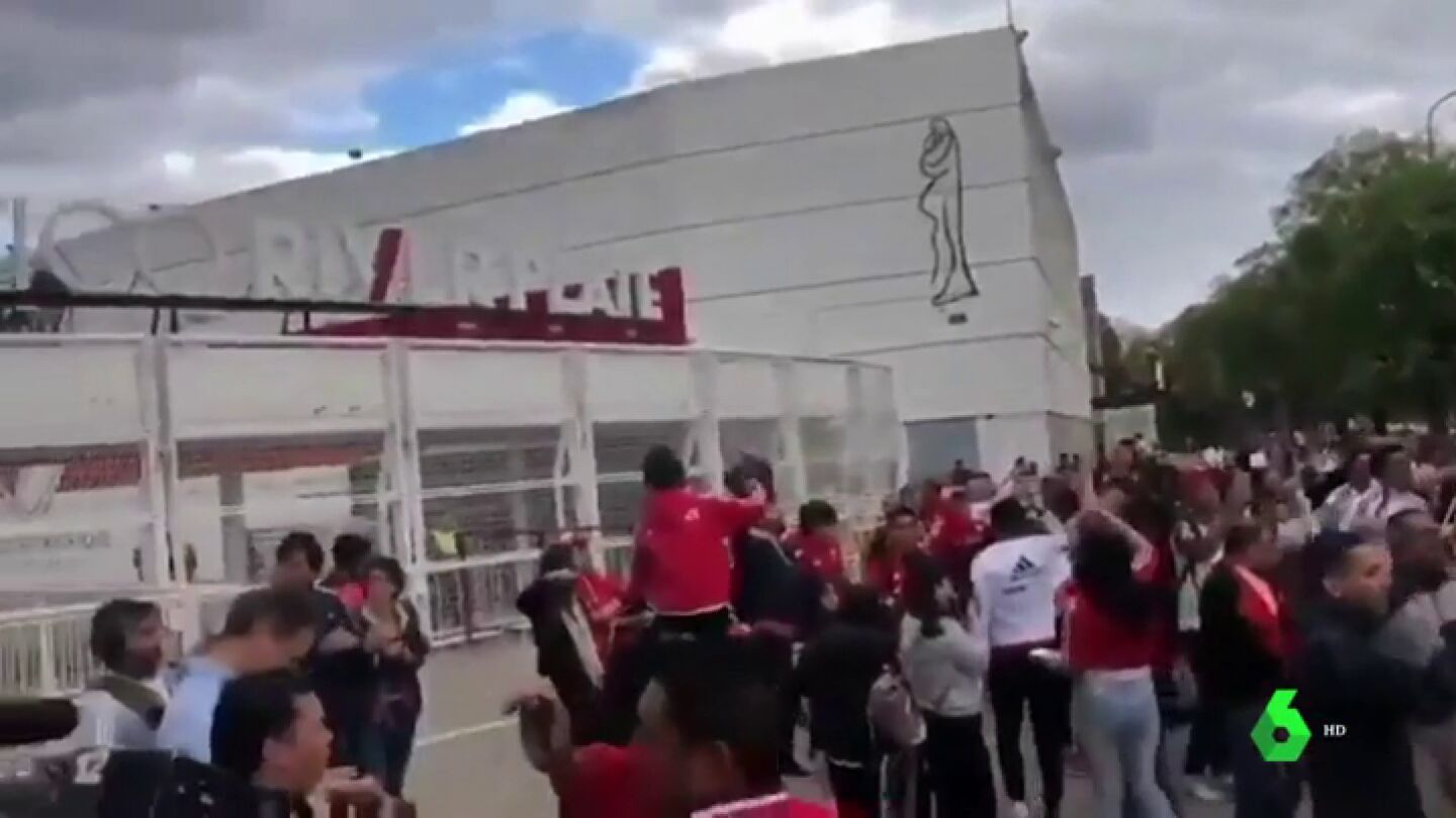 Protestas de aficionados de River en El Monumental: "&iexcl;Qu&eacute; quilombo se va a armar si no se juega aqu&iacute;!"