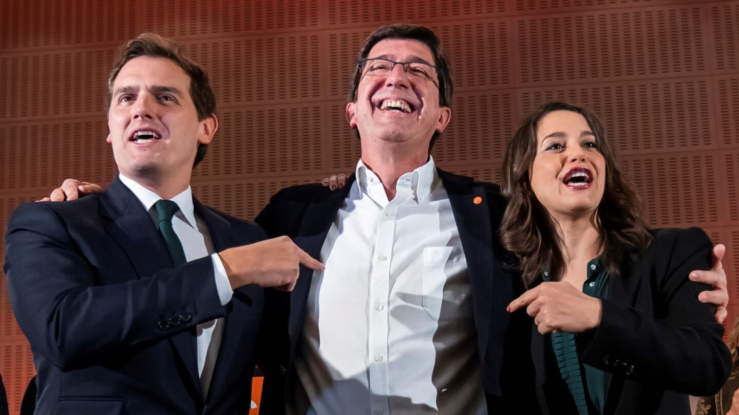 El candidato a la presidencia de la Junta por Ciudadanos, Juan Mar&iacute;n, junto a Rivera y Arrimadas