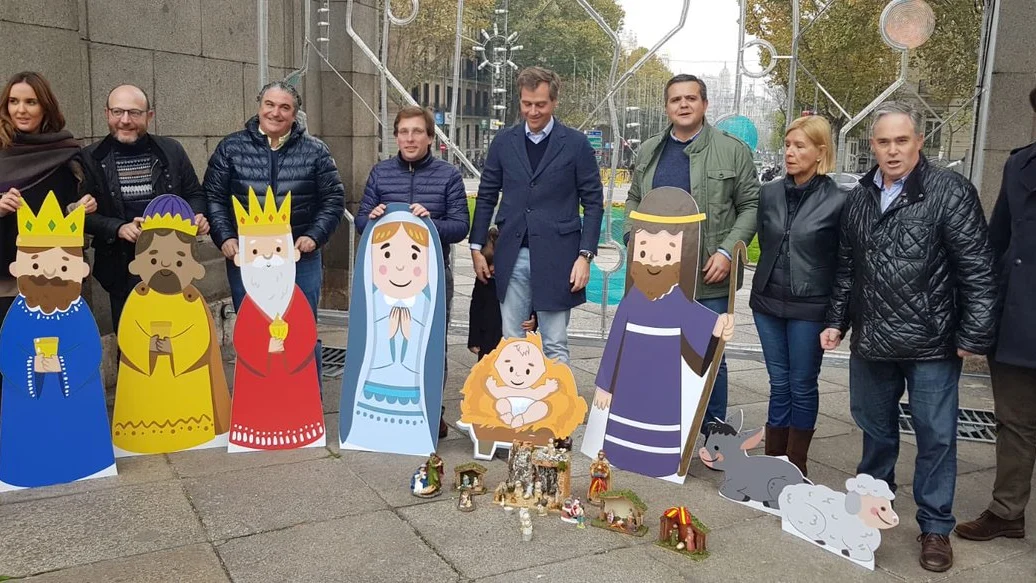 El PP de Madrid coloca un Belén en la Puerta de Alcalá