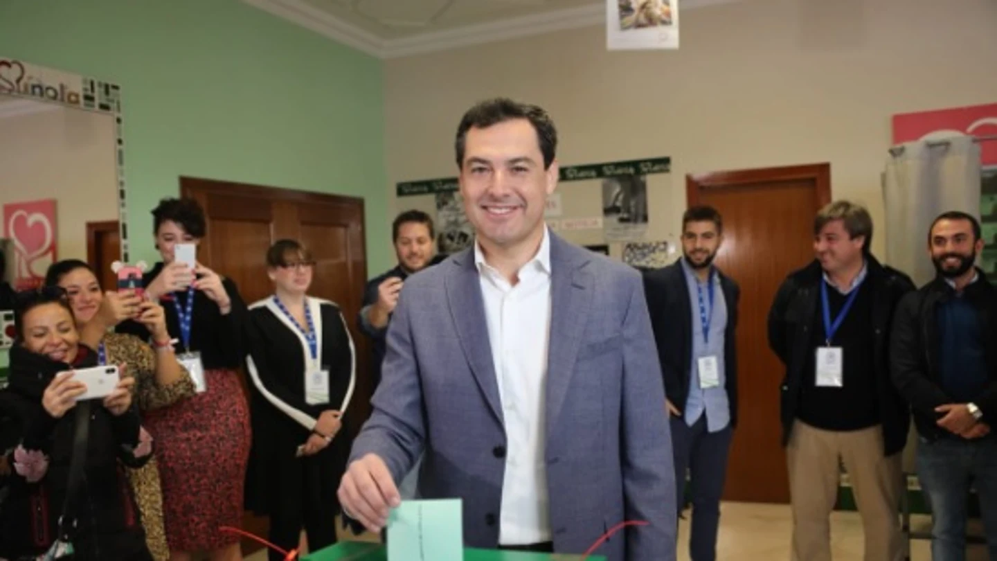 Juanma Moreno en el momento de la votación el 2D Juanma Moreno en el momento de la votación el 2D