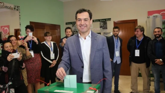 Juanma Moreno en el momento de la votación el 2D