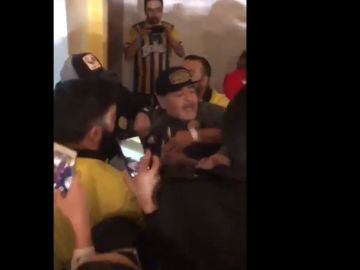Maradona la emprende a golpes con algunos aficionados Maradona la emprende a golpes con algunos aficionados