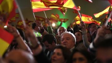 Militantes y simpatizantes de Vox celebran los resultados en Andalucía