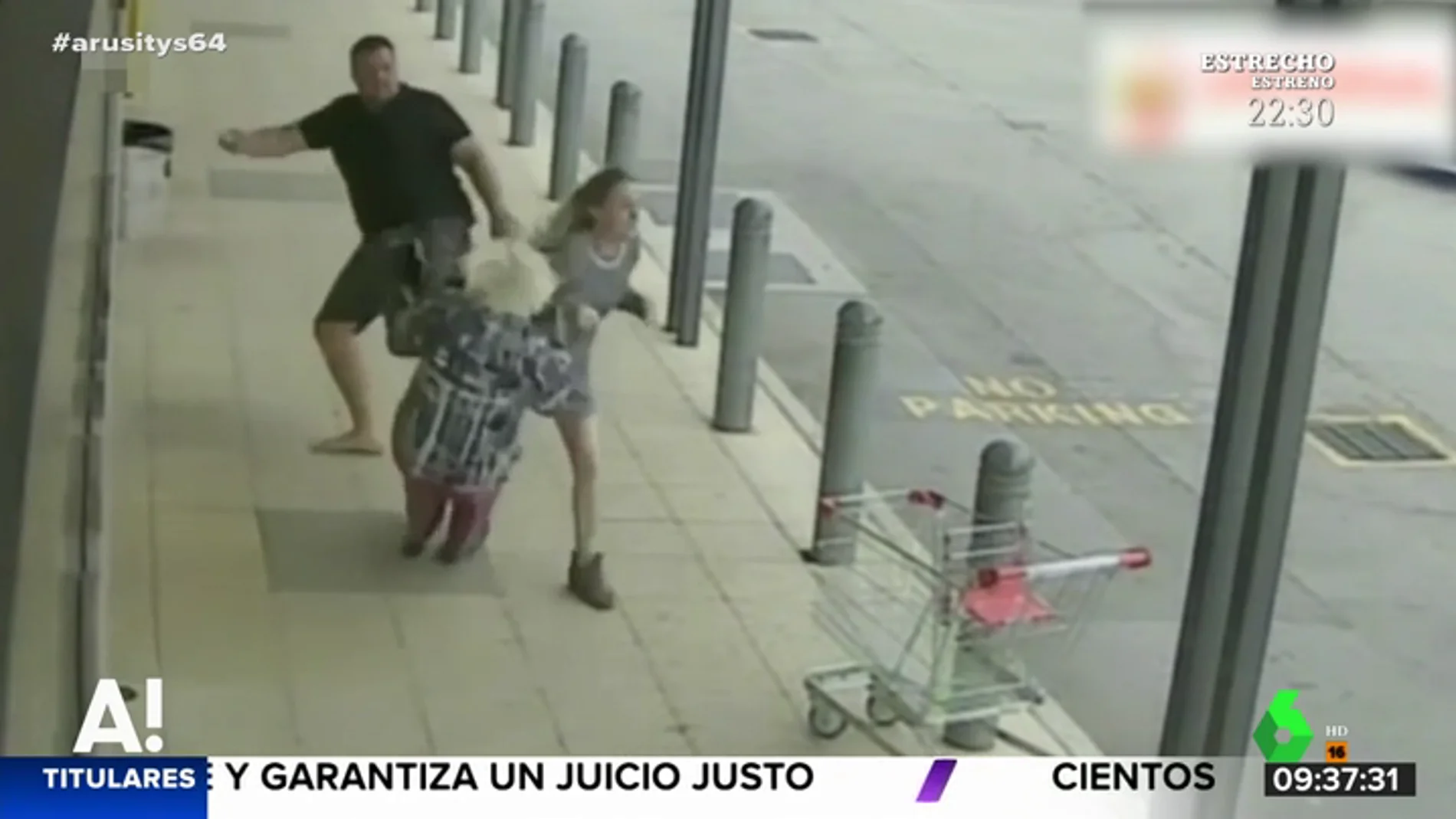 Una anciana cae al suelo después de que un esquizofrénico le diera un patada voladora a su nieta