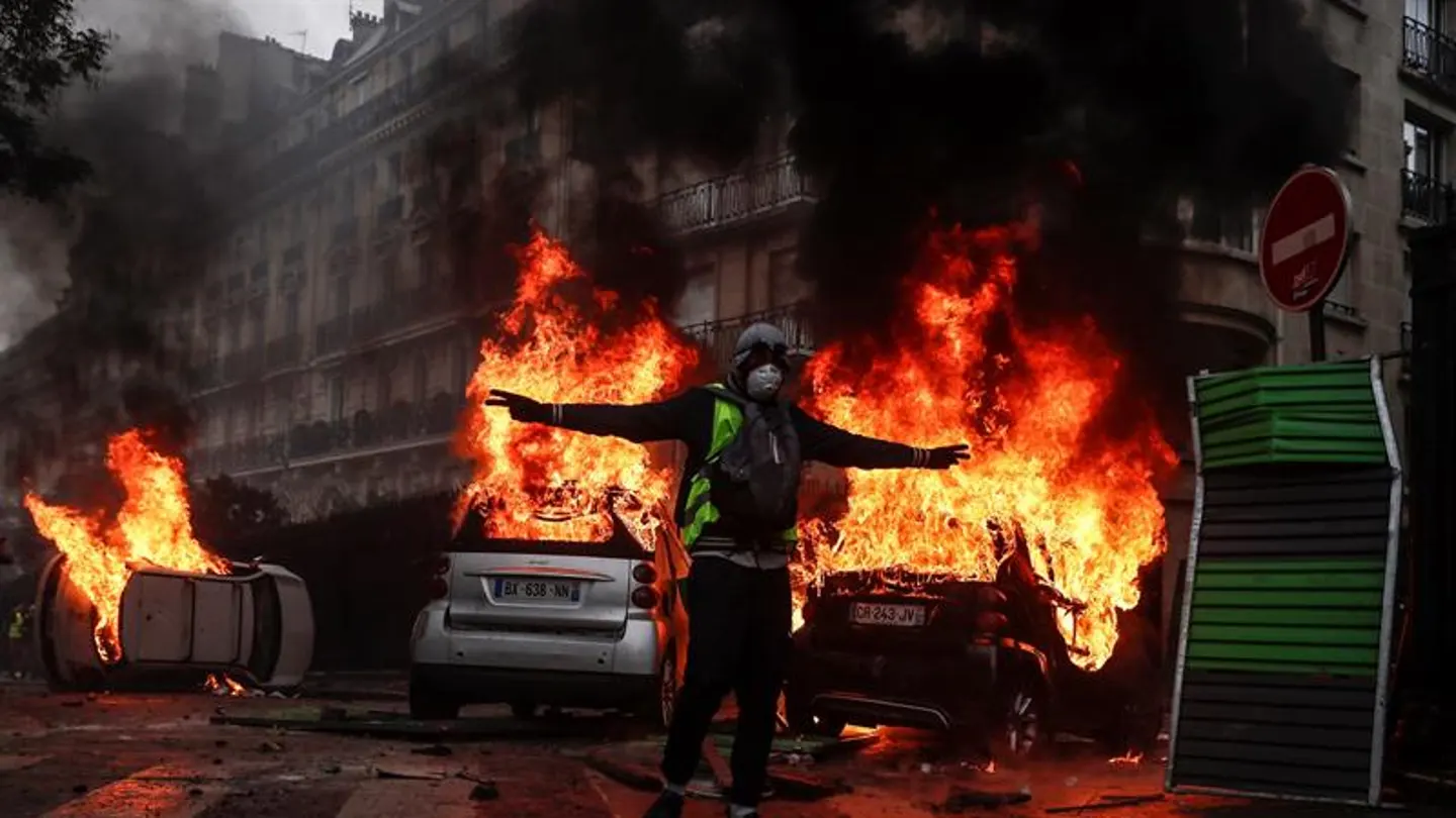 Un manifestante con un chaleco amarillo protesta por los precios del carburante Un manifestante con un chaleco amarillo protesta por los precios del carburante
