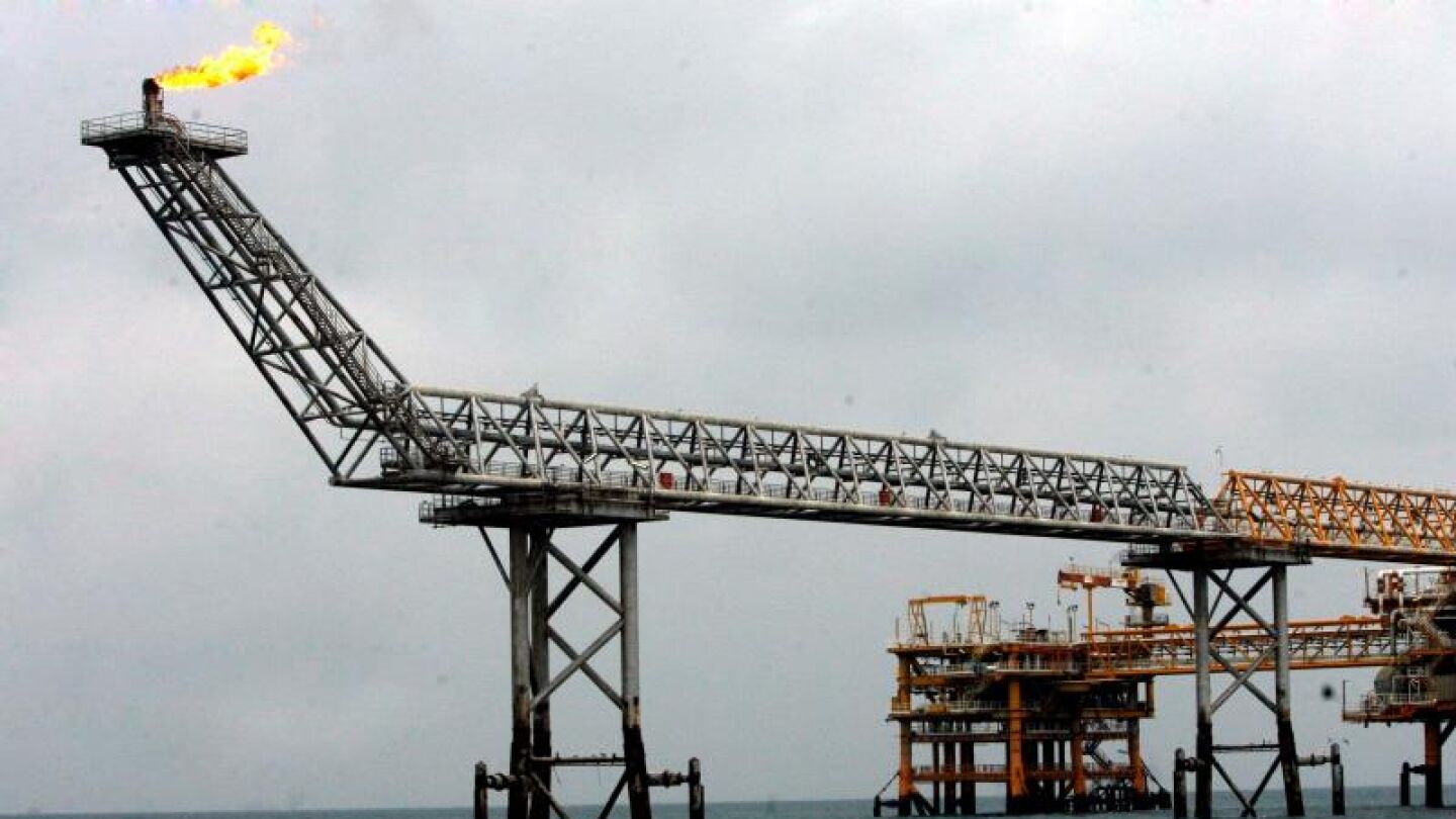 Imagen de una plataforma petrol&iacute;fera en las aguas del golfo p&eacute;rsico al l&iacute;mite de aguas de Catar