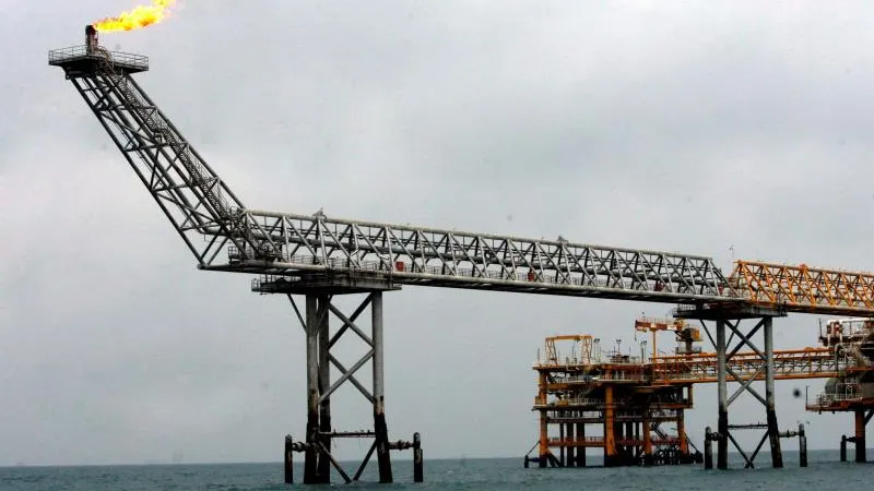 Imagen de una plataforma petrolífera en las aguas del golfo pérsico al límite de aguas de Catar