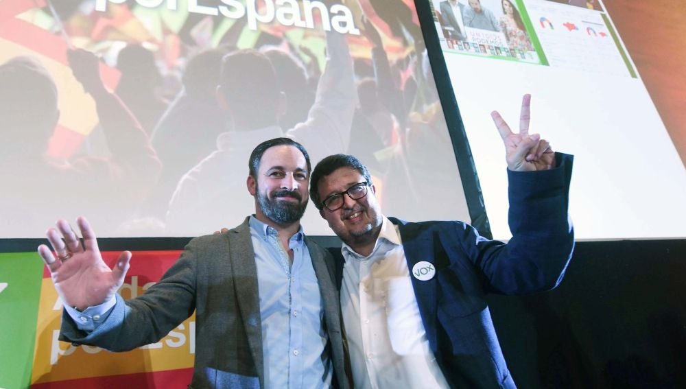 El presidente de Vox, Santiago Abascal, y el candidato a la presidencia de la Junta de Andalucía, Francisco Serrano, tras conocer los resultados del 2D