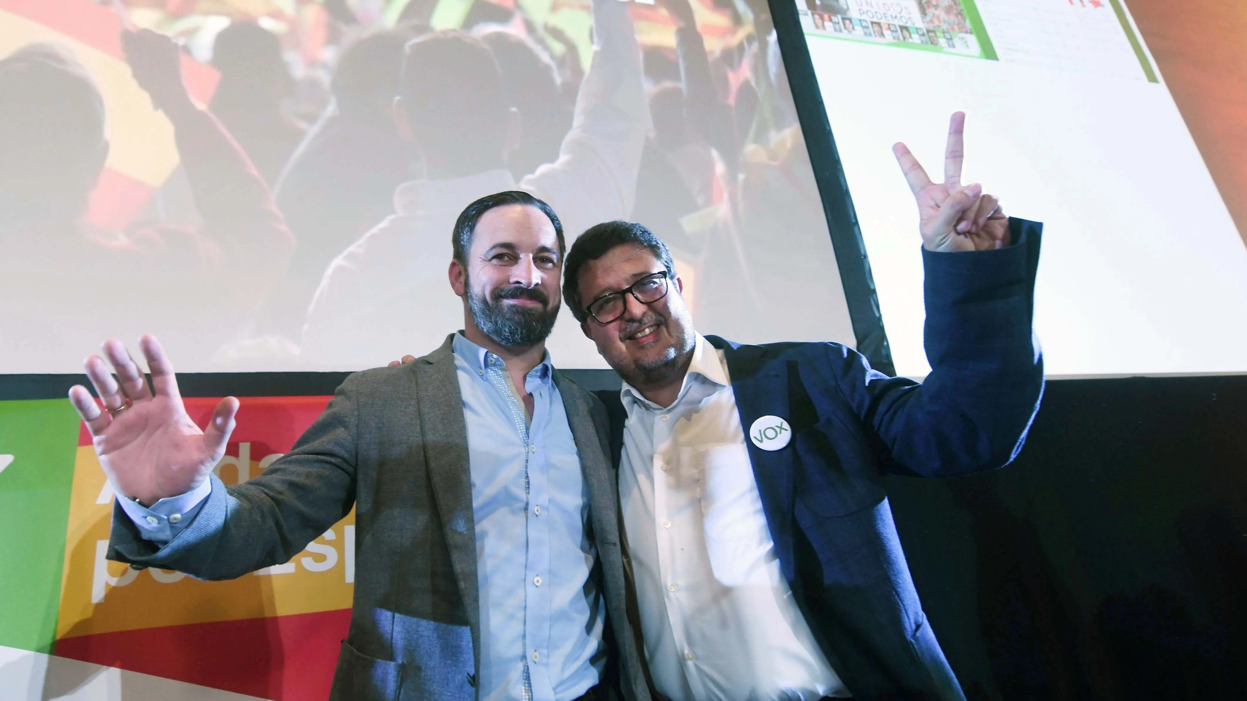 El presidente de Vox, Santiago Abascal (i), y el candidato a la presidencia de la Junta de Andalucía, Francisco Serrano, tras conocer los resultados del 2D