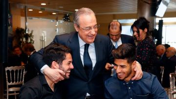 Florentino Pérez abraza a Isco y a Marco Asensio