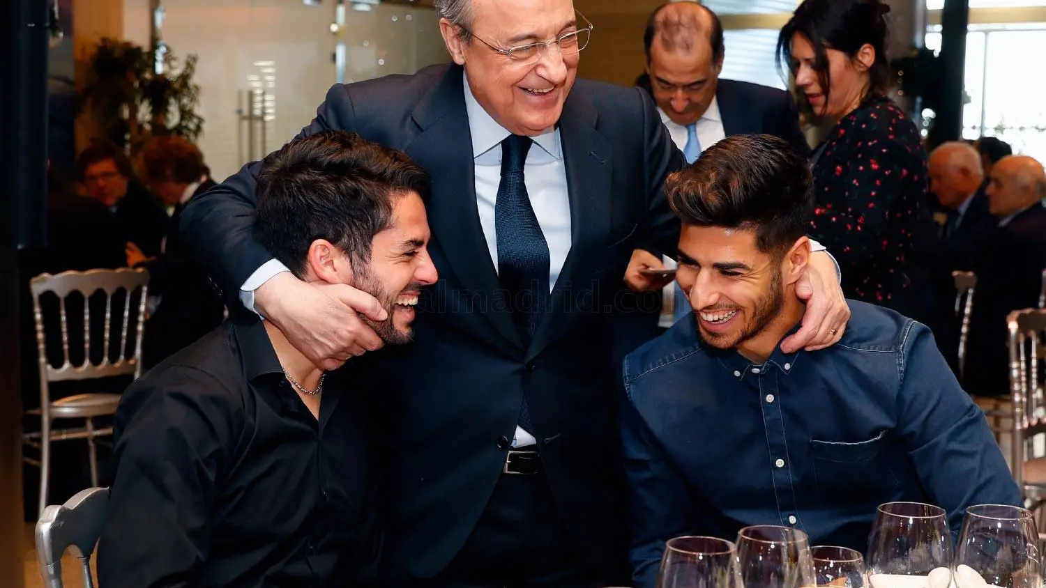 Florentino Pérez abraza a Isco y a Marco Asensio