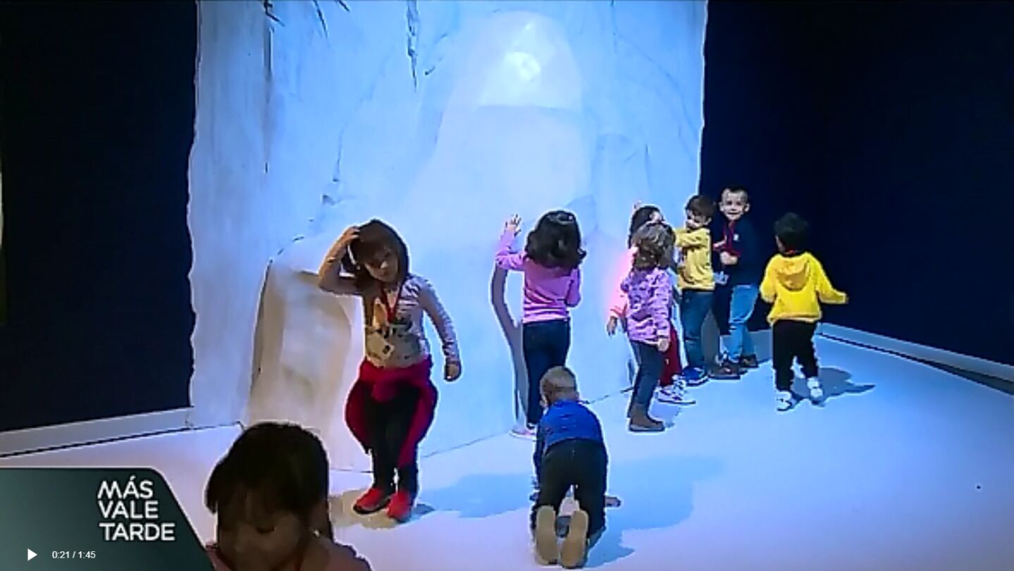 Ni&ntilde;os en Atlantis Aquarium