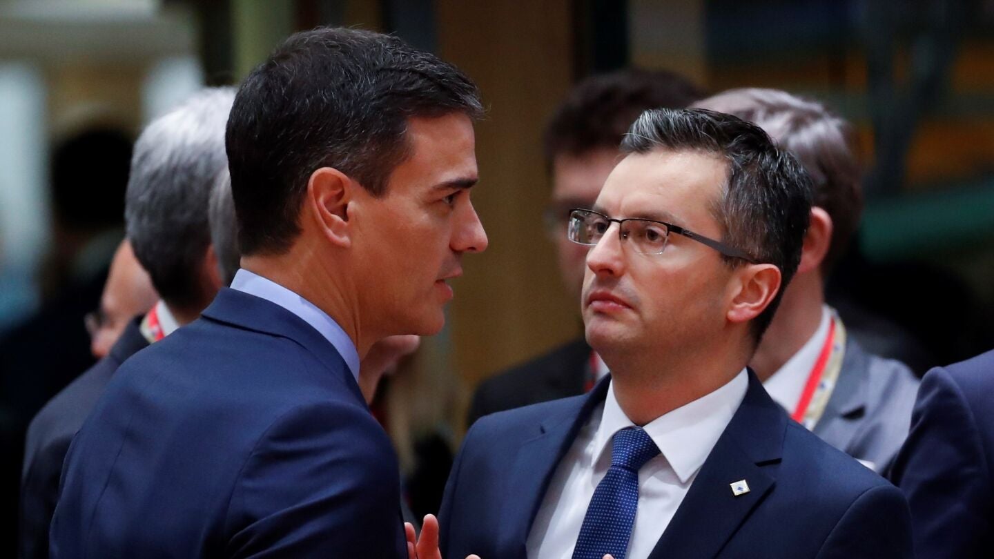 El presidente espa&ntilde;ol, Pedro S&aacute;nchez, habla con el primer ministro esloveno, Marjan Sarec